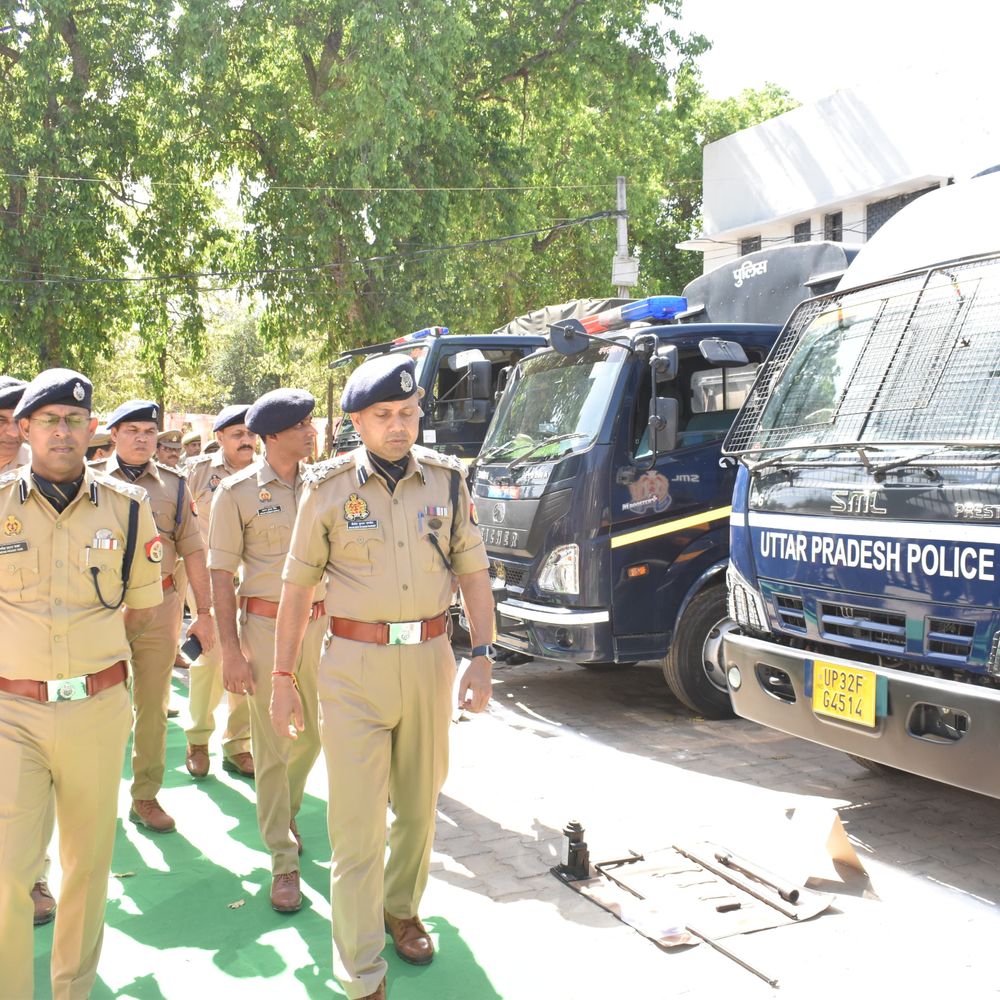 DIG शैलेश पांडे ने पुलिस लाइन का किया निरीक्षण:मैनपुरी में विभिन्न शाखाओं, CCTV कंट्रोल रूम का लिया जायजा