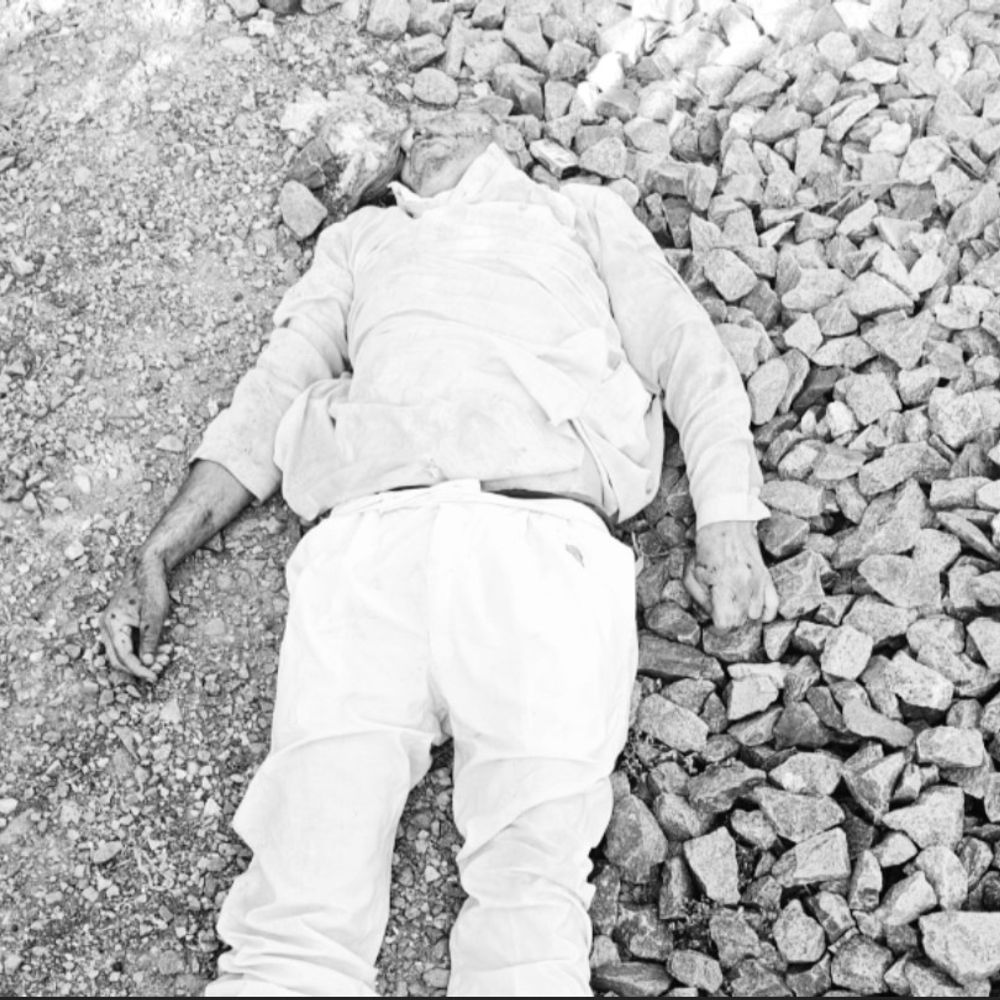 जालौन में रेलवे ट्रैक किनारे मिला वृद्ध का शव:पिरौना-एट रेलवे सेक्शन पर मिला शव, ग्रामीणों ने की पहचान
