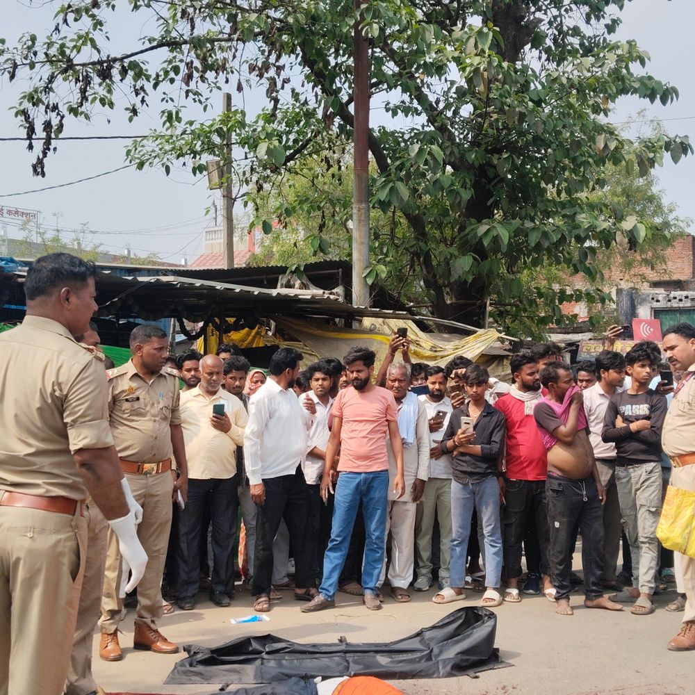 महाराजगंज में तेज रफ्तार डंपर ने युवक को कुचला, मौत:पत्नी के साथ खरीददारी के लिए निकले थे, डंपर चालक को लोगों ने दौड़ाया