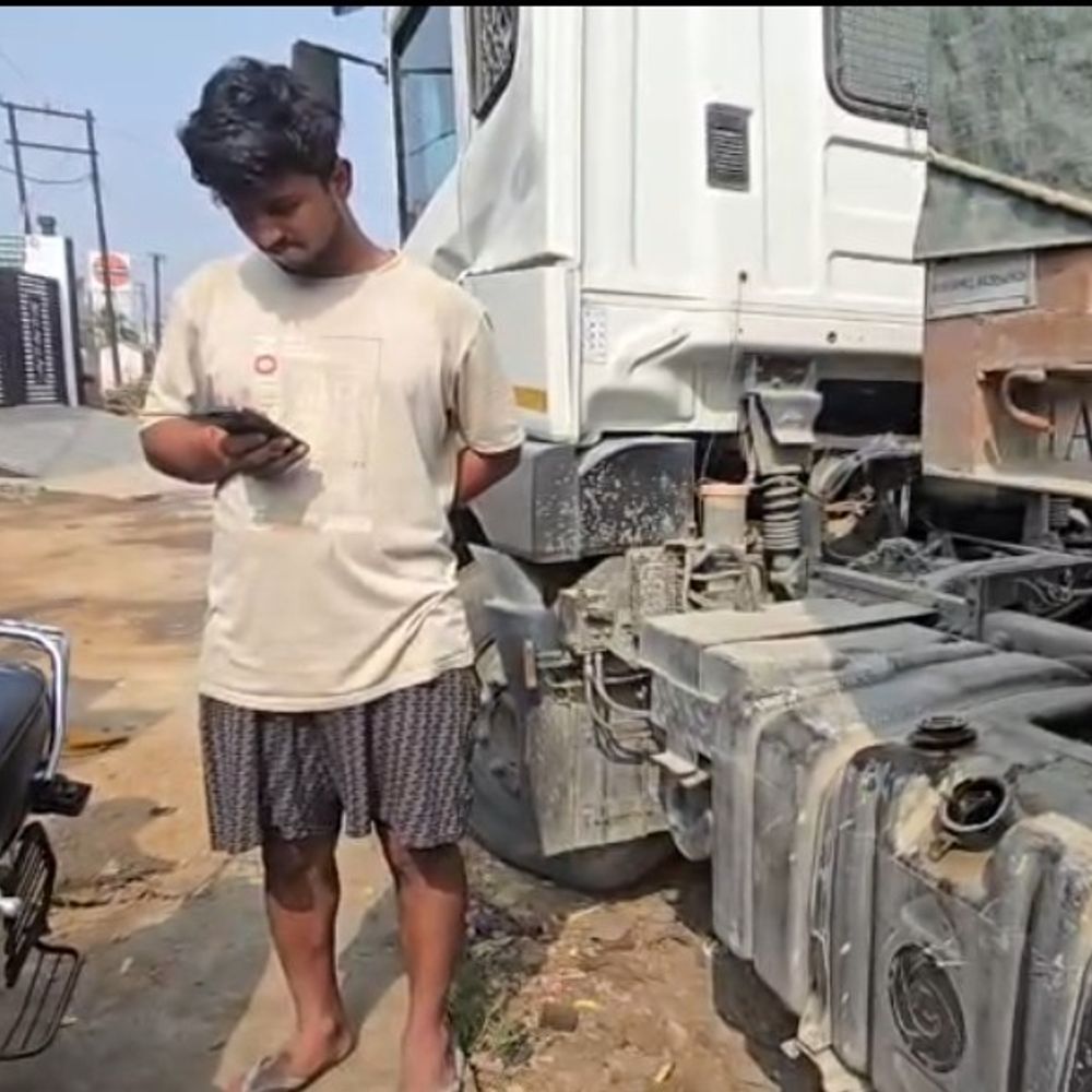 श्रावस्ती इकौना बाईपास पर ट्रेलर से 220 लीटर डीजल चोरी:सीमेंट गिराने इकौना आया था ट्रेलर, घटना सीसीटीवी में कैद; जांच जारी