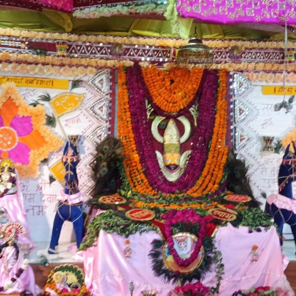 बाराबंकी में खाटू श्याम मंदिर में देर रात बड़ी चोरी:दानपात्र, गहने और नकदी पार, 84 हजार कैश ले गए; CCTV में कैद चोर