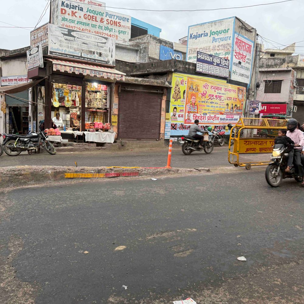 बुलंदशहर में बूंदाबांदी, तेज हवा से बदला मौसम:तापमान में गिरावट, उमस भरी गर्मी से लोगों को राहत