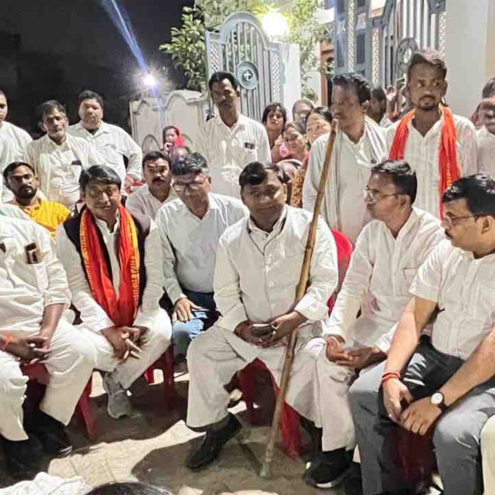 बरगदवा हत्याकांड के पीड़ित परिवार से मिले समाजसेवी:बेटियों को रोजगार दिलाने का दिया भरोसा, आरोपी पर कार्रवाई करने की मांग