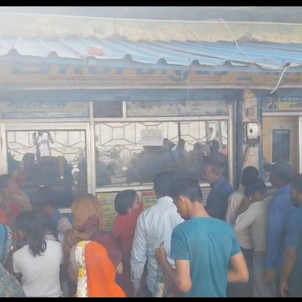 हाथरस में रसोई गैस सिलेंडरों की किल्लत जारी:घंटों इंतजार के बाद उपभोक्ता परेशान, एक गैस एजेंसी पर हंगामा