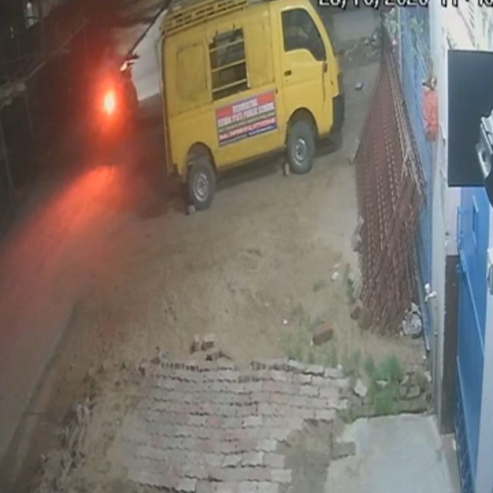 जमुई में स्कूल वाहन चोरी की कोशिश नाकाम:  बैटरी-कागजात लेकर हुए फरार, CCTV में कैद हुई वारदात – Jamui News