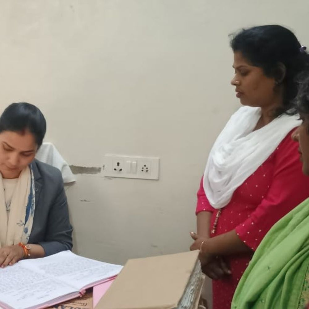 देवरिया में वन स्टॉप सेंटर का दौरा:कैमरा नहीं चलने पर सुरक्षा खामियों पर सचिव ने लगाई फटकार