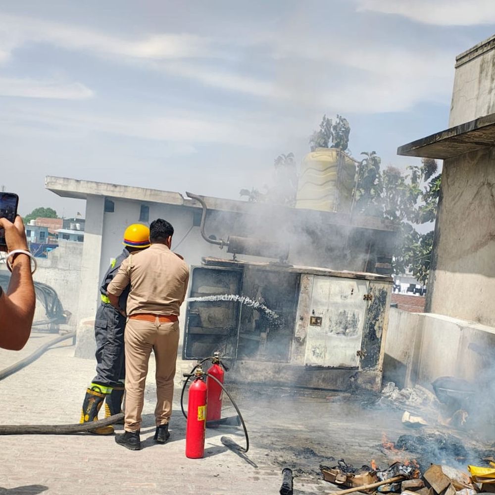 HDB फाइनेंस ऑफिस की छत पर जनरेटर में लगी आग:पीलीभीत के छतरी चौराहे पर मचा हड़कंप, फायर ब्रिगेड ने पाया काबू