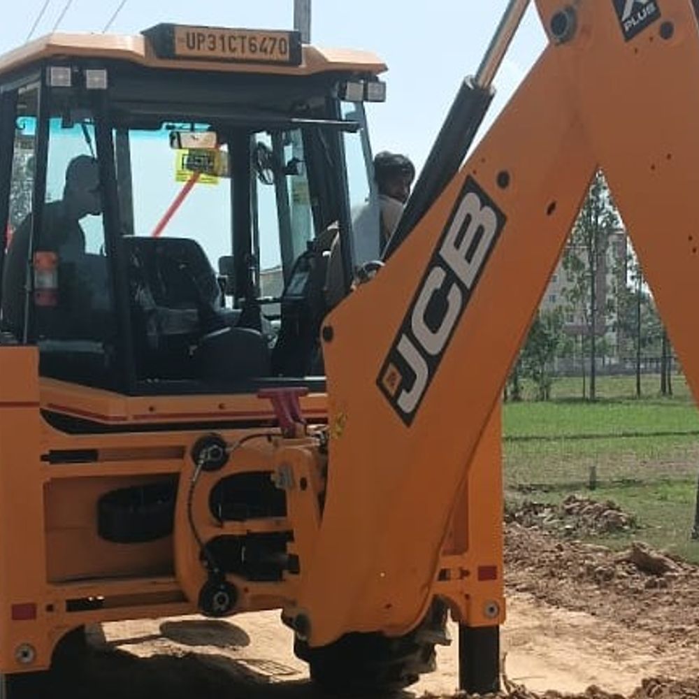 कब्रिस्तान की जमीन से सड़क निर्माण का विरोध:ग्रामीणों ने डीएम से अधिग्रहण के बिना रास्ता बनाने पर आपत्ति जताई