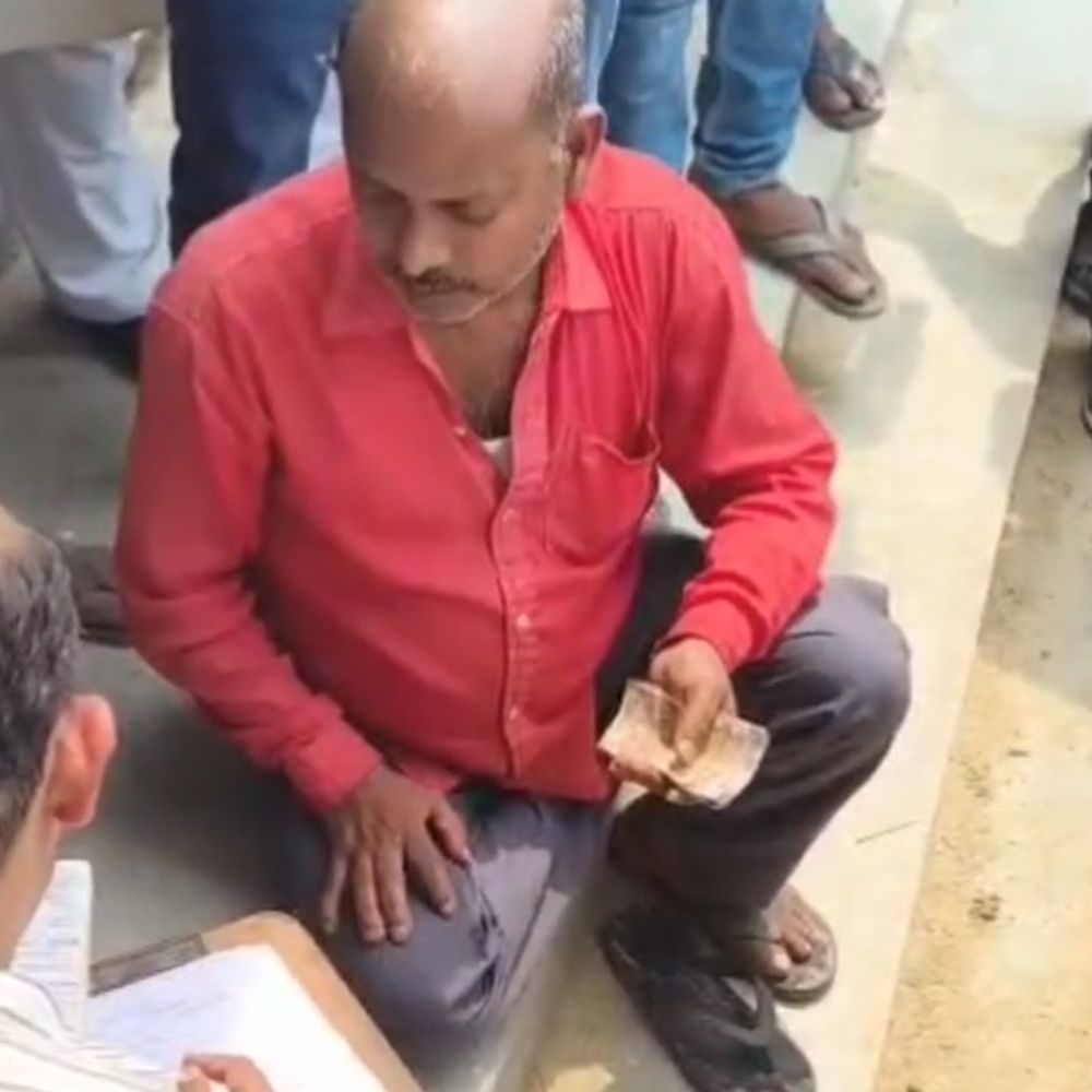 गैस एजेंसी पर अधिक वसूली का आरोप:उपभोक्ताओं ने हंगामा किया, 75 रुपये अतिरिक्त लेने का दावा