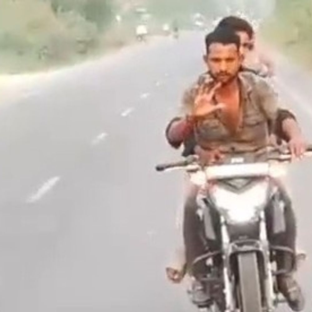 कुशीनगर में मंदिर से लौट रहे परिवार से बदसलूकी:मनचलों ने ऑटो घेरी, भीड़ देख भागे; पुलिस ने कार्रवाई का दिया आश्वासन