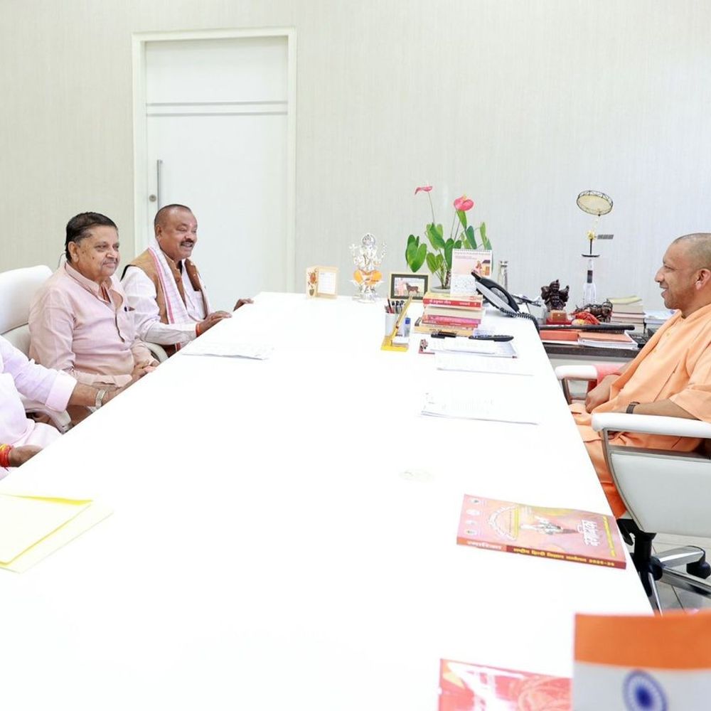 गोंडा के तीन विधायकों ने सीएम योगी से की मुलाकात:विकास कार्यों की चर्चा, रेलवे ओवर ब्रिज निर्माण और सड़कों के चौड़ीकरण की मांग