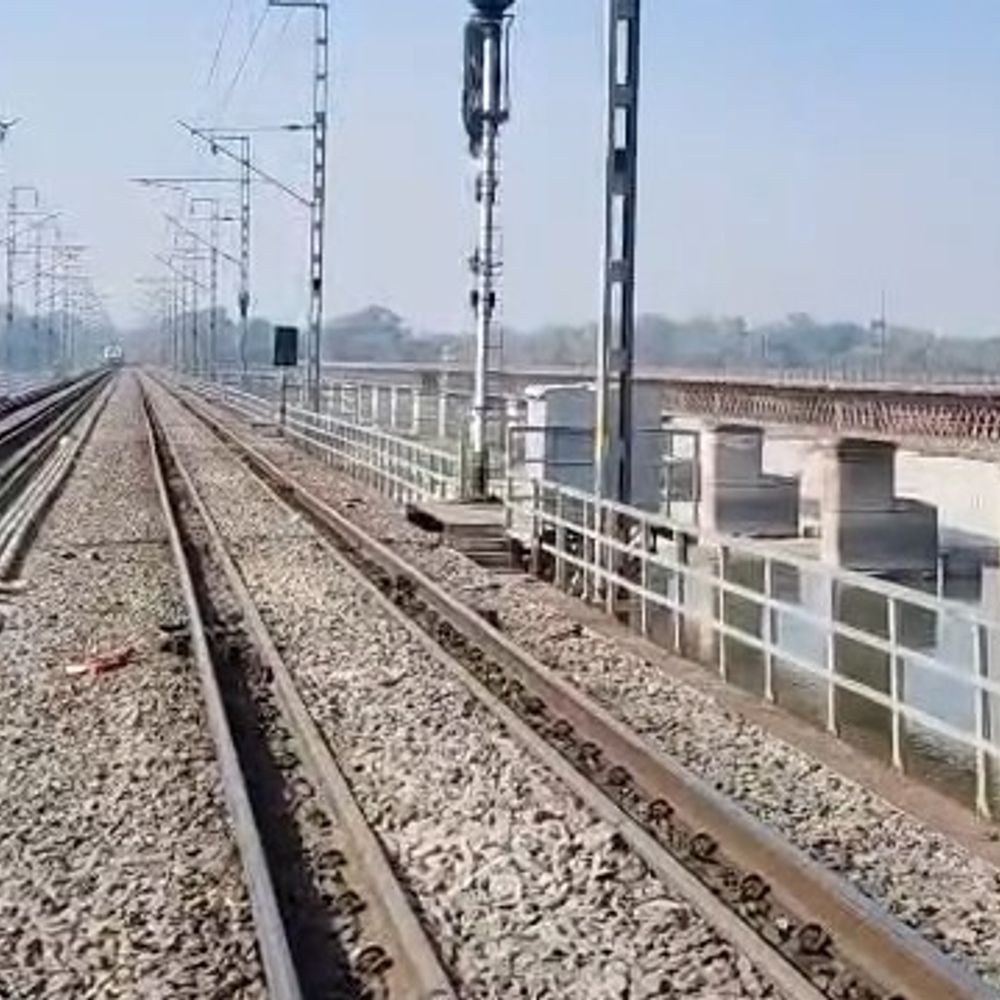 कानपुर पुल पर 42 दिन का मेगा ब्लॉक:कई ट्रेनें निरस्त, कुछ के मार्ग परिवर्तित, UTV मशीन से हटाए गए पुराने स्लीपर