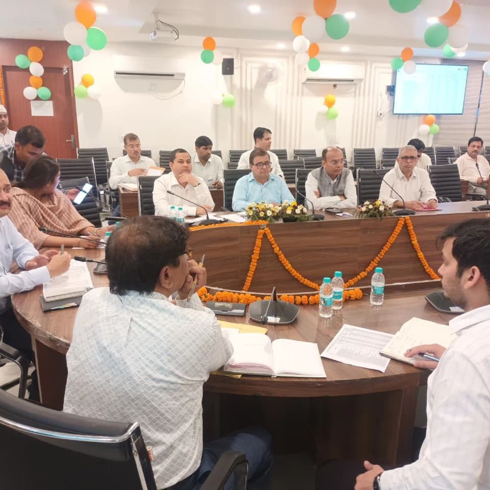 मेरठ में आईजीआरएस शिकायतों पर डीएम सख्त:लापरवाही पर वेतन रोकने के निर्देश, संतुष्टि के आधार पर होगा मूल्यांकन