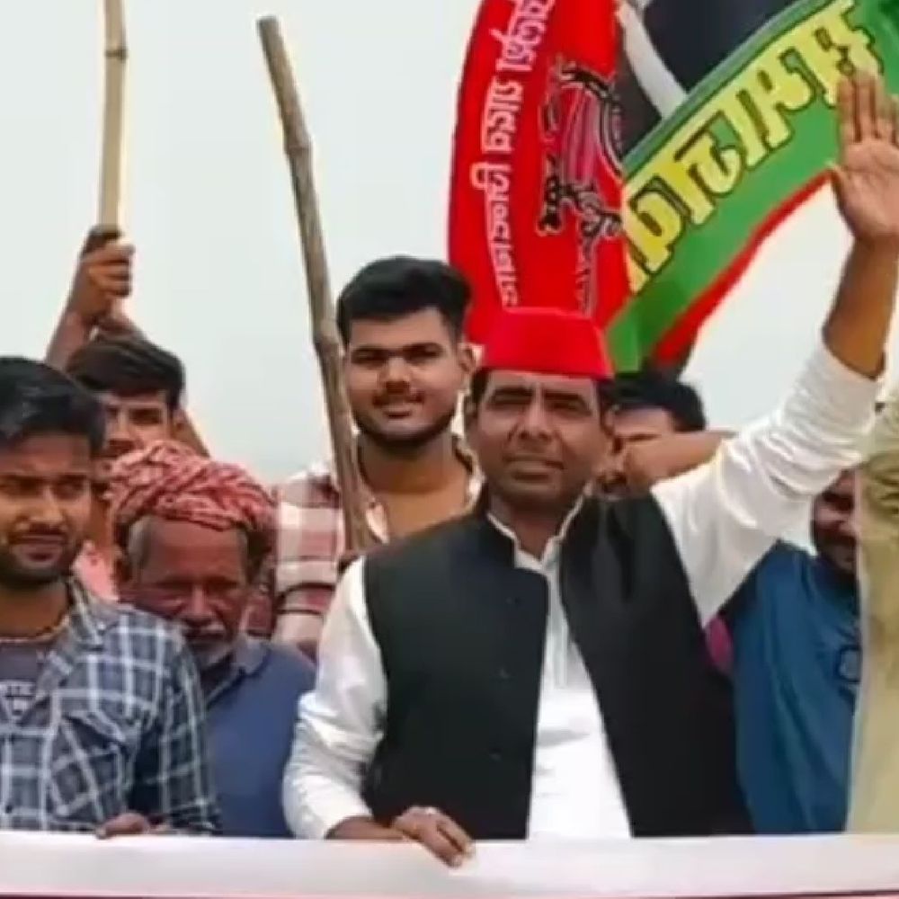 देवरिया में सरयू कटान से प्रभावित ग्रामीणों का प्रदर्शन:तत्काल कार्रवाई की मांग, जल सत्याग्रह की चेतावनी