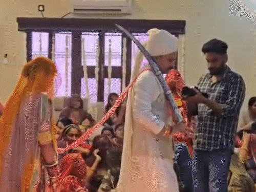 बरेली SP ने रस्म में संभल SP को हराया, VIDEO:IPS अंशिका ससुराल में राजस्थानी लुक में दिखीं; विदाई में फूट-फूटकर रोईं