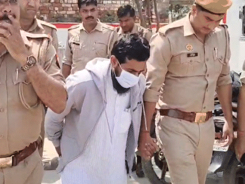 योगी की मां को अपशब्द कहने वाला मौलाना लंगड़ाते दिखा:माफी मांगते हुए बोला-सीएम साहब गलती हो गई; बहराइच जेल भेजा गया