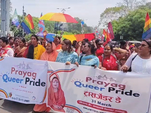 प्रयागराज में सज-धजकर निकले ट्रांसजेंडर...VIDEO:सड़कों पर नाचते-गाते दिखे, एक-दूसरे को किस किया