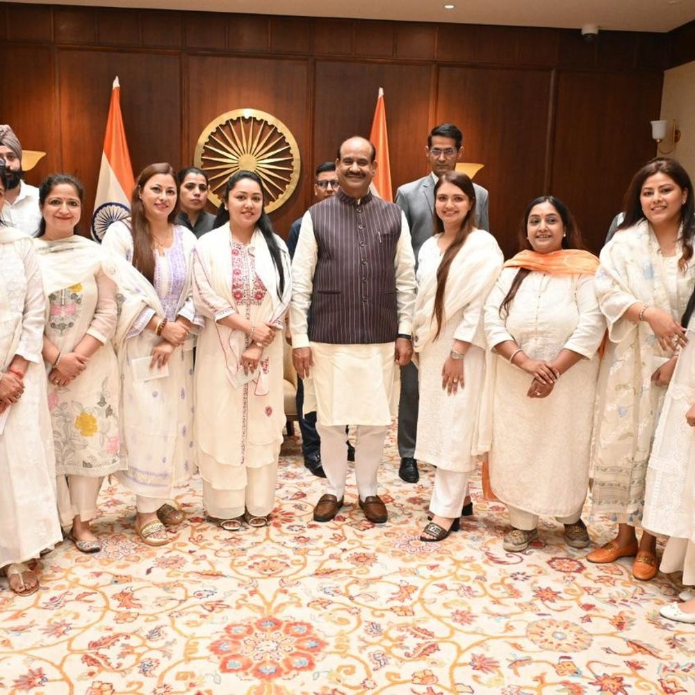 मुरादाबाद की उद्यमी महिलाओं ने संसद भवन का दौरा किया:लोकसभा अध्यक्ष ओम बिरला से मिलीं, विशेष सत्र को सुना