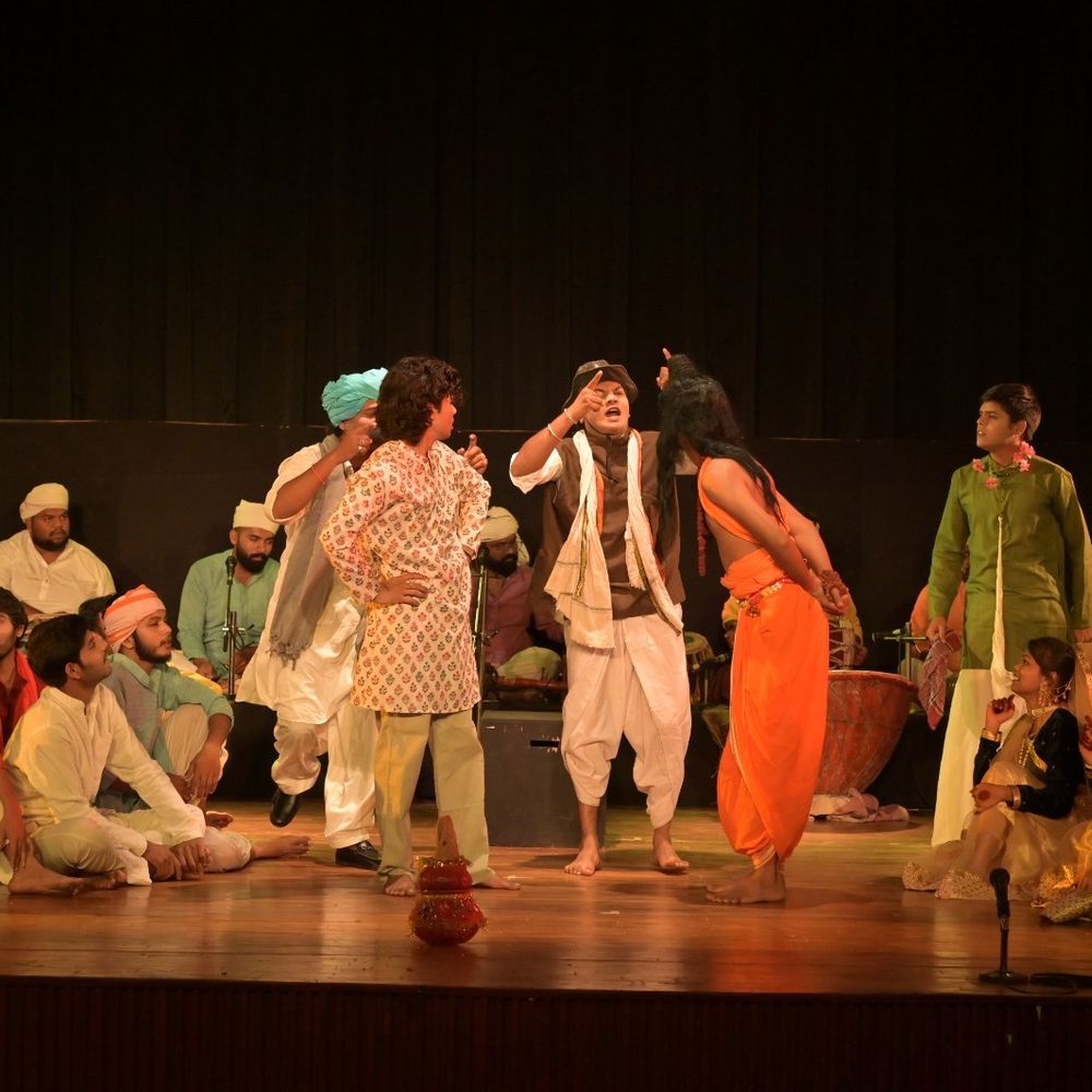 प्रयागराज में 'चंदा बेड़नी' नाटक का मंचन:बुंदेलखंड की लोककथा में प्रेम और सामाजिक विषमता का चित्रण