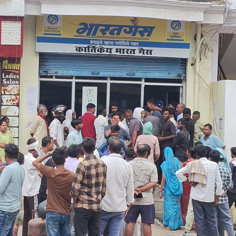 गाजीपुर में गैस के लिए सुबह से लगी लाइन:प्रशासन के दावों के उलट, घंटों इंतजार के बाद भी नहीं मिल रहे सिलेंडर