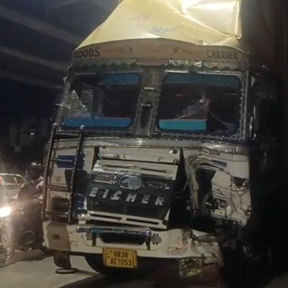 बागपत में अनियंत्रित ट्रक ने कैंटर को मारी टक्कर:दिल्ली-सहारनपुर हाईवे पर हादसा, नशे में धुत चालक हिरासत में