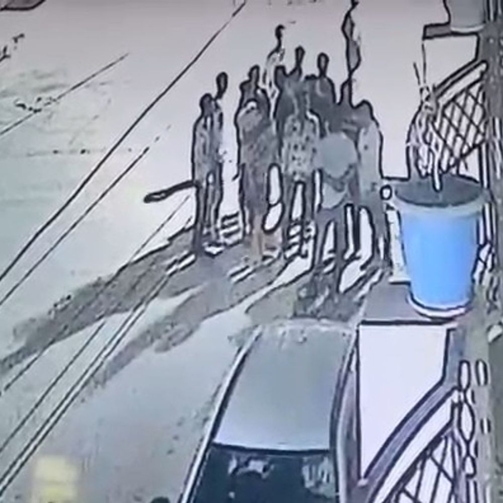 उन्नाव में युवक को पीटा, कैश छीना, VIDEO:दबंगों ने पुरानी रंजिश में रास्ता रोककर बेरहमी से मारा, घटना CCTV में कैद