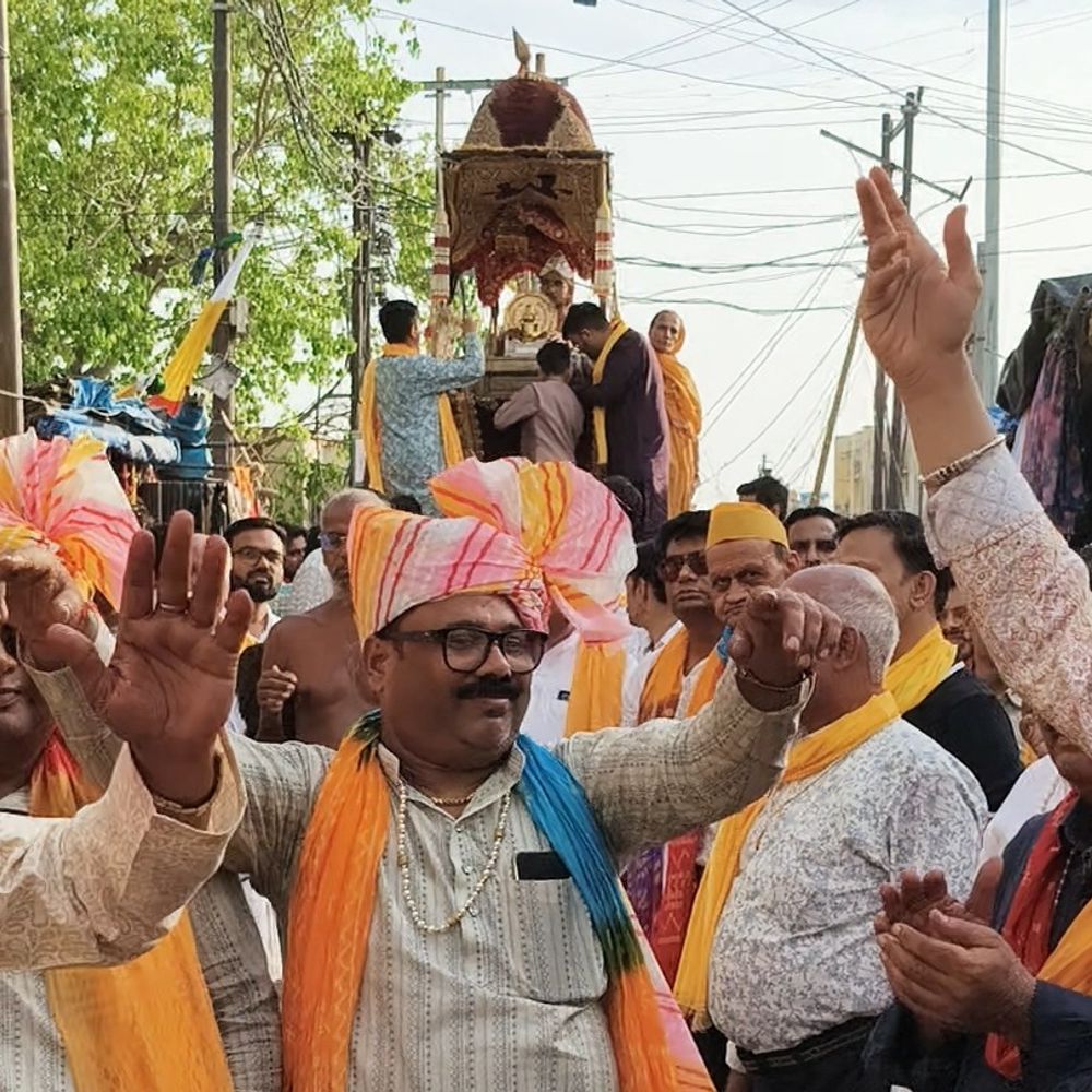 महावीर जन्मोत्सव में उमड़ा जनसैलाब, नगर में निकली भव्य रथयात्रा:जयकारों से गूंजा कुरावली, आचार्य सौभाग्य सागर की मौजूदगी में 1008 कलशों से हुआ जन्माभिषेक