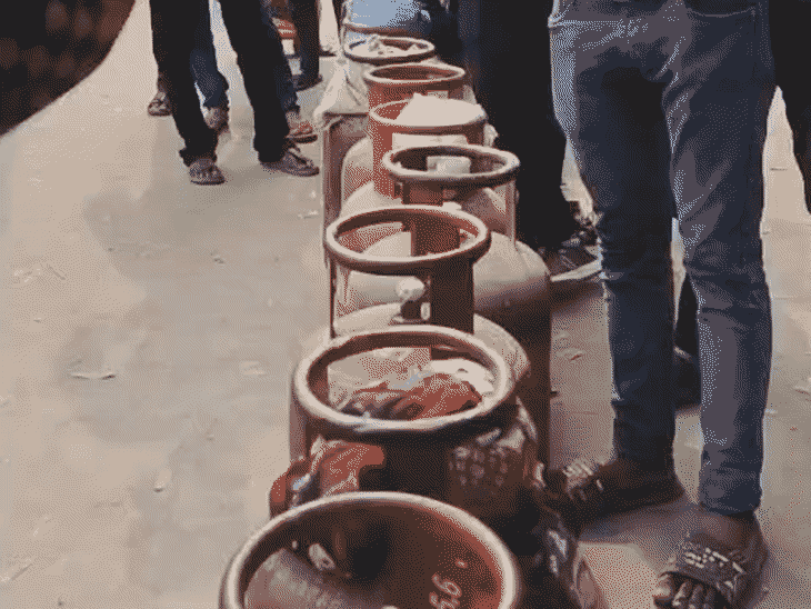गोरखपुर में LPG गैस की किल्लत जारी:बच्चे-बुजुर्गों संग महिलाएं बन रही भीड़ का हिस्सा, रोजाना घूम रहे 200 से अधिक लोग