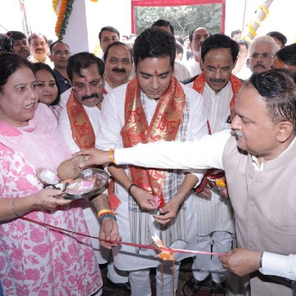 नोएडा में शुरू किया गया वाटर एटीएम:1200 लीटर प्रतिघंटा है क्षमता, 20 लीटर और 1 लीटर के मिलेंगे कार्ड