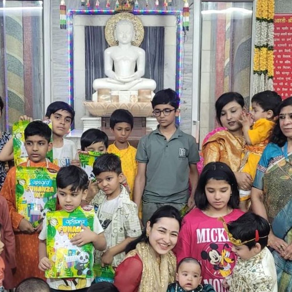 महावीर जयंती पर 48 दीपों से की भक्तांबर अर्चना:पालना उत्सव और णमोकार मंत्र जाप से गूंजा मंदिर परिसर