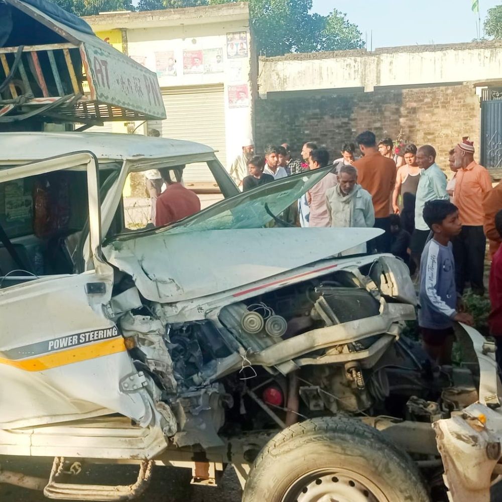 बरेली में ट्रैक्टर ट्राली की पिकअप से टक्कर:गाड़ी का अगला हिस्सा डैमेज, ड्राइवर की हालत गंभीर, रॉन्ग साइड चलने से हादसा