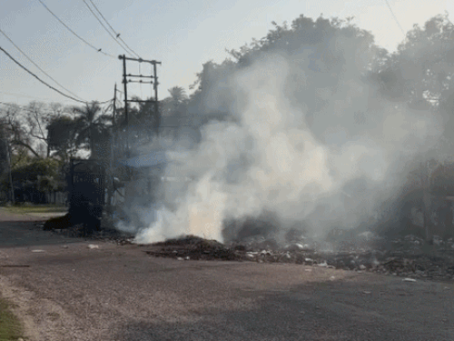 मेरठ कैंट में खुलेआम कूड़ा जलाने से लोगों में नाराज़गी:निवासियों ने दी चेतावनी समाधान नहीं हुआ, तो करेंगे आंदोलन