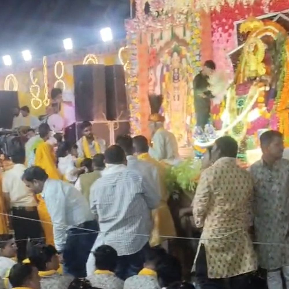 अयोध्या में खाटू श्याम की निशान यात्रा निकली:श्रद्धालुओं ने भजन गया, भगवान को छप्पन भोग लगाया गया