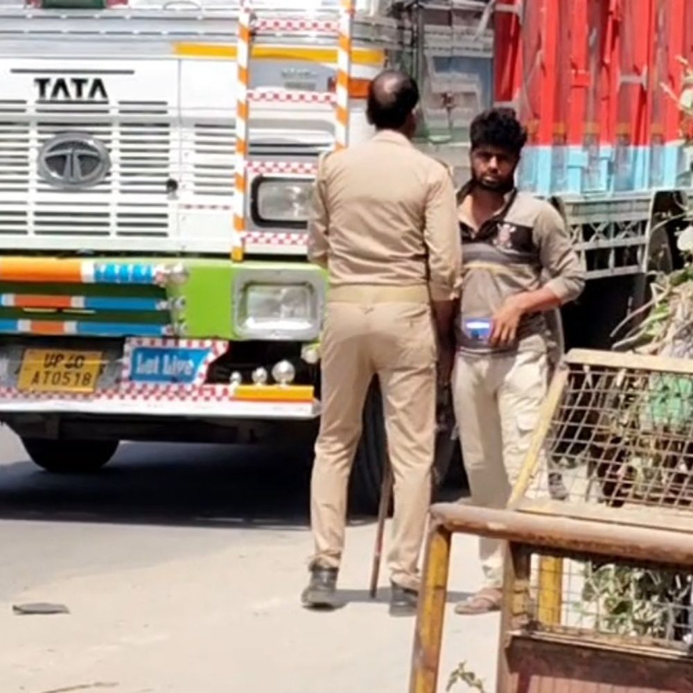 पुलिसकर्मी का ट्रक चालक से अवैध वसूली का VIDEO:टिकोरा मोड़ पुलिस चौकी के पास की घटना, एसएसपी के निर्देश पर केस दर्ज