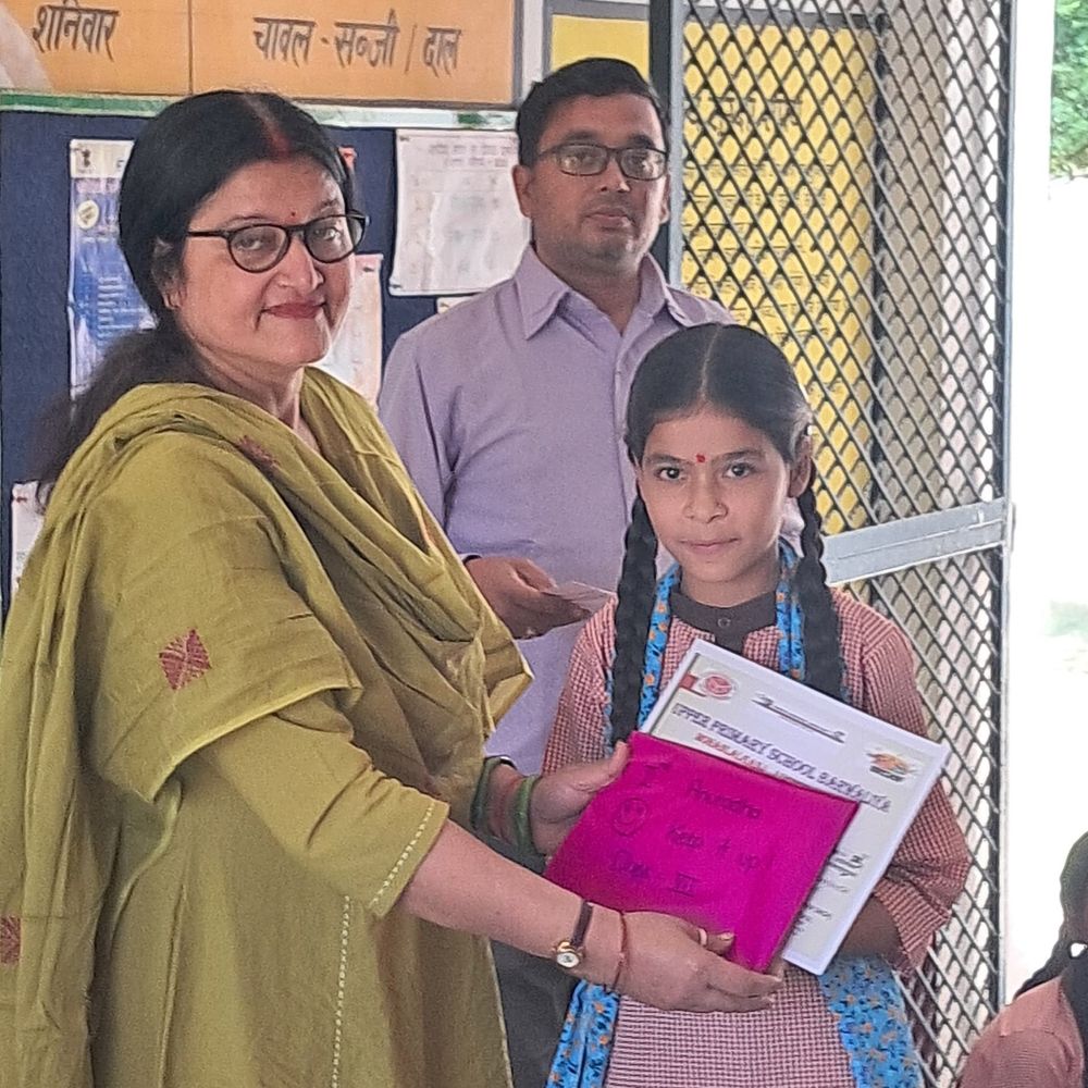 लखनऊ के स्कूलों में आज से नए सत्र का आगाज:प्राइमरी में स्टूडेंट्स को रिपोर्ट कार्ड मिले, माध्यमिक स्कूलों में भी क्लासेज शुरू