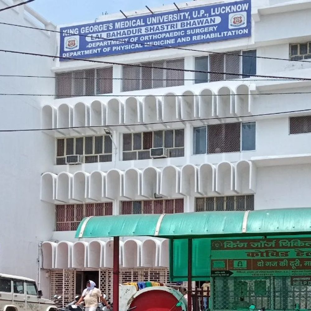 KGMU में 2 कर्मियों ने मिलकर तीमारदार को पीटा:बचाने पहुंचा गाड़ियों का काफिला, ऑर्थोपेडिक बिल्डिंग में पार्किंग को लेकर हुआ विवाद