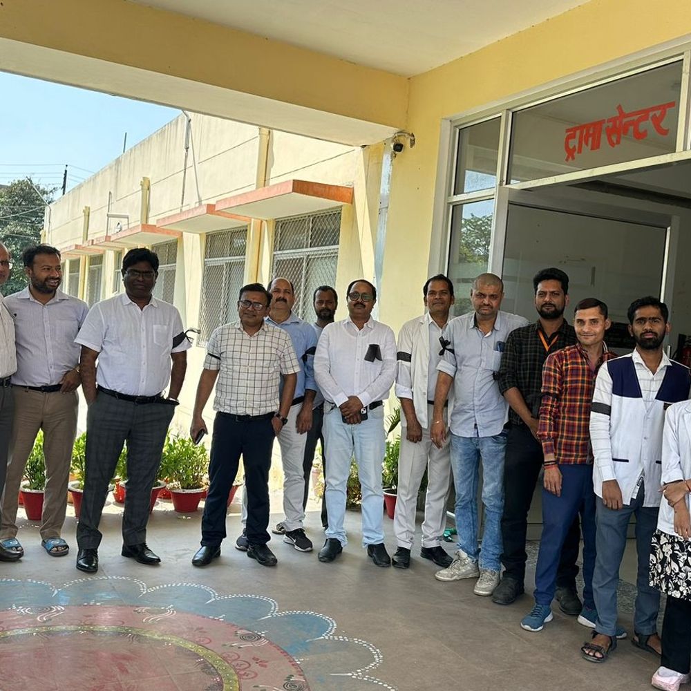 लखनऊ- जानकीपुरम ट्रॉमा सेंटर में डॉक्टर से मारपीट का VIDEO:प्लास्टर कराने आई महिला के तीमारदारों ने पीटा, पीड़ित डॉक्टर ने थाने में दी तहरीर