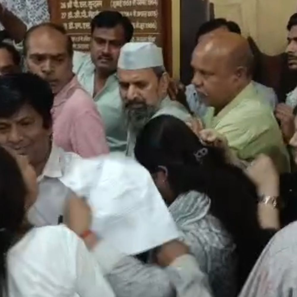 बरेली कॉलेज के चीफ प्रॉक्टर की विवादित पोस्ट पर बवाल:महिला साध्वी पर अमर्यादित टिप्पणी से भड़का एबीवीपी, एबीवीपी ने प्राचार्य कार्यालय में की जमकर नारेबाजी और हाथापाई