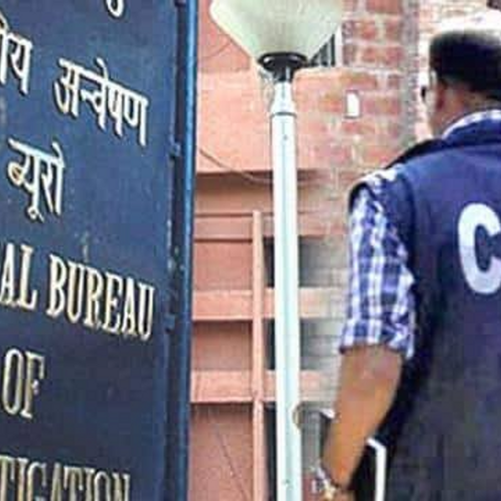 6.37 करोड़ के एलआईसी घोटाले का आरोपी गिरफ्तार:11 साल पुराने केस में फरार चल रहा था; लखनऊ मेट्रो स्टेशन से दबोचा गया घोषित अपराधी