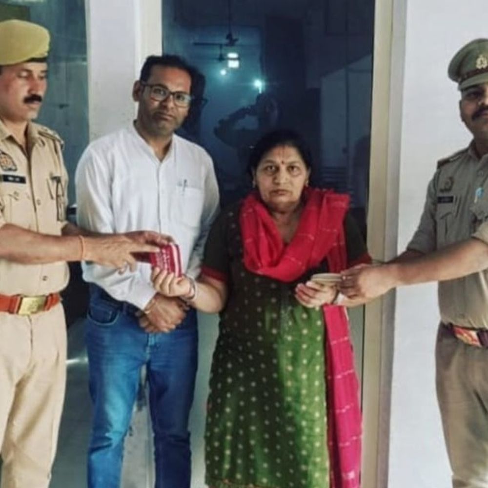 पुलिस ने ज्वेलरी से भरा बैग मालिक को लौटाया:मुजफ्फरनगर में 50 से अधिक CCTV खंगालकर कीमती सामान बरामद