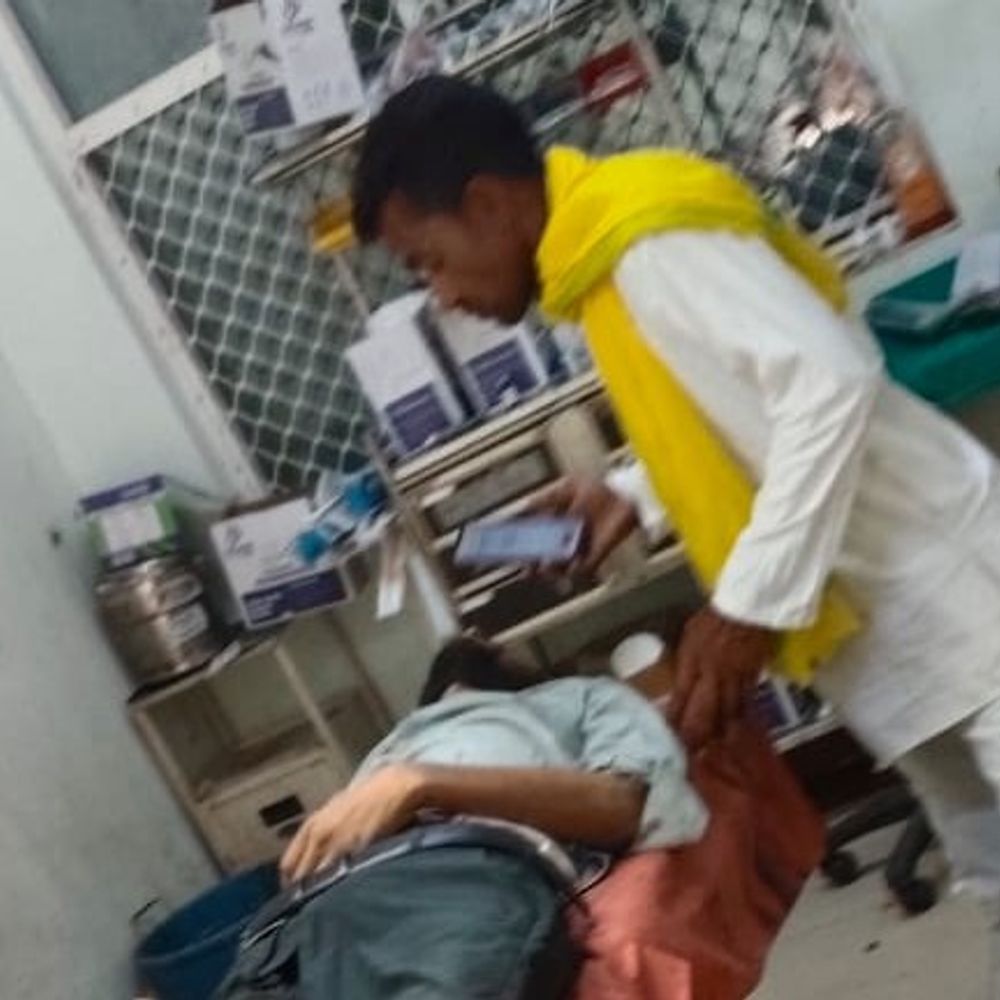 बांदा में बाइक-बुलेट टक्कर, एक युवक की मौत:4 गंभीर घायल, मेडिकल कॉलेज में भर्ती