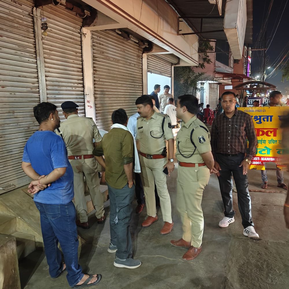 धमतरी में बिना पर्ची कफ सिरप बेचा:  संयुक्त टीम ने ग्राहक बनकर कार्रवाई की, मेडिकल स्टोर सील – Dhamtari News