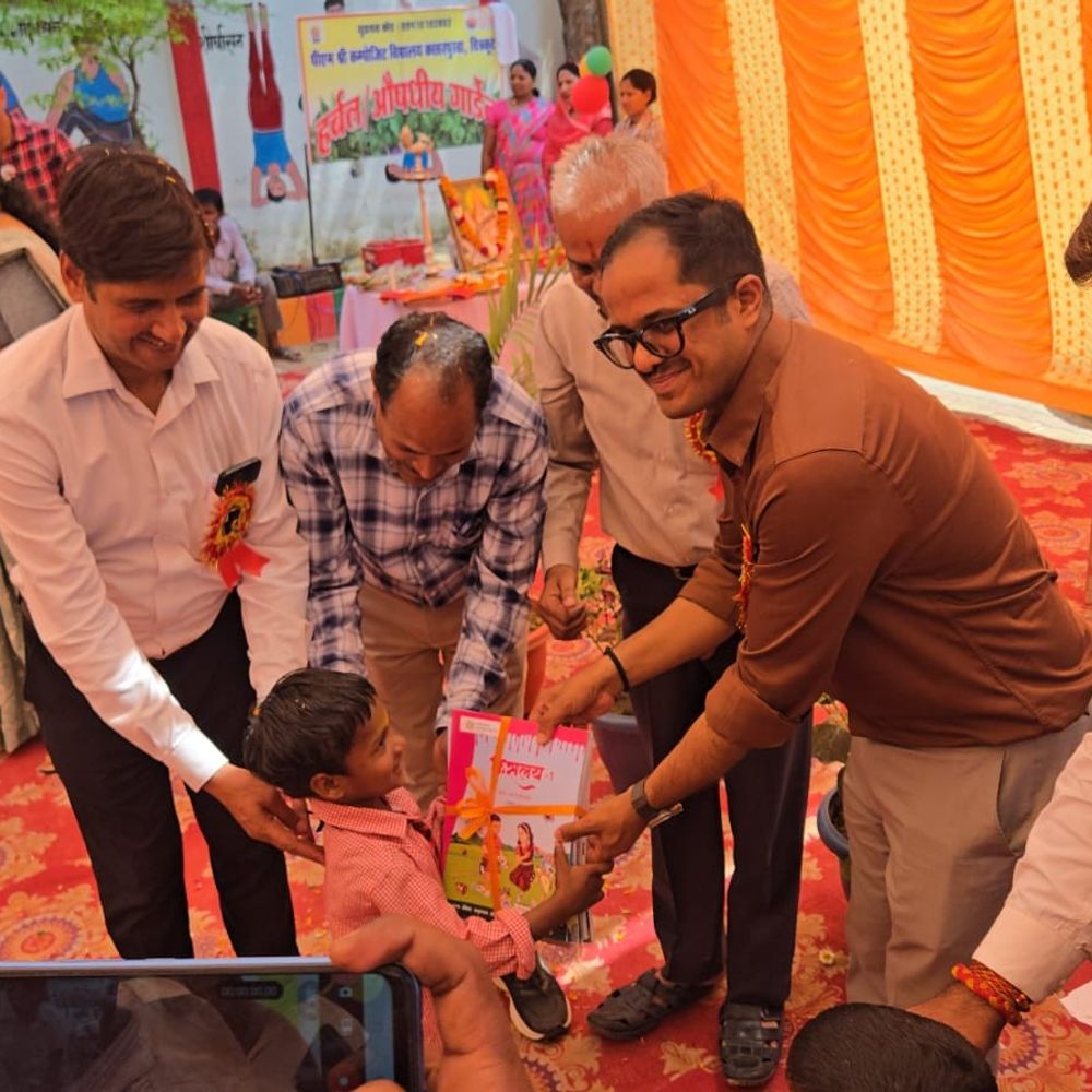 चित्रकूट में स्कूल चलो अभियान का शुभारंभ:डीएम ने बच्चों को बांटीं मुफ्त किताबें, नामांकन पर जोर