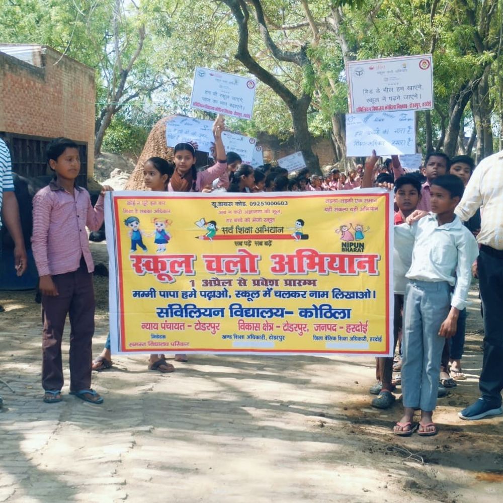 नए शिक्षा सत्र में 'स्कूल चलो अभियान' शुरू:हरदोई में बच्चों का तिलक लगाकर और फूलों से हुआ स्वागत