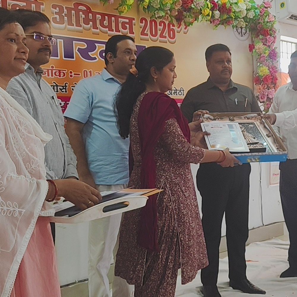 अमेठी में स्कूल चलो अभियान शुरू:डीएम ने बच्चों को बैग-किताबें दीं, फूल-माला पहनाकर किया स्वागत; 17 शिक्षक सम्मानित