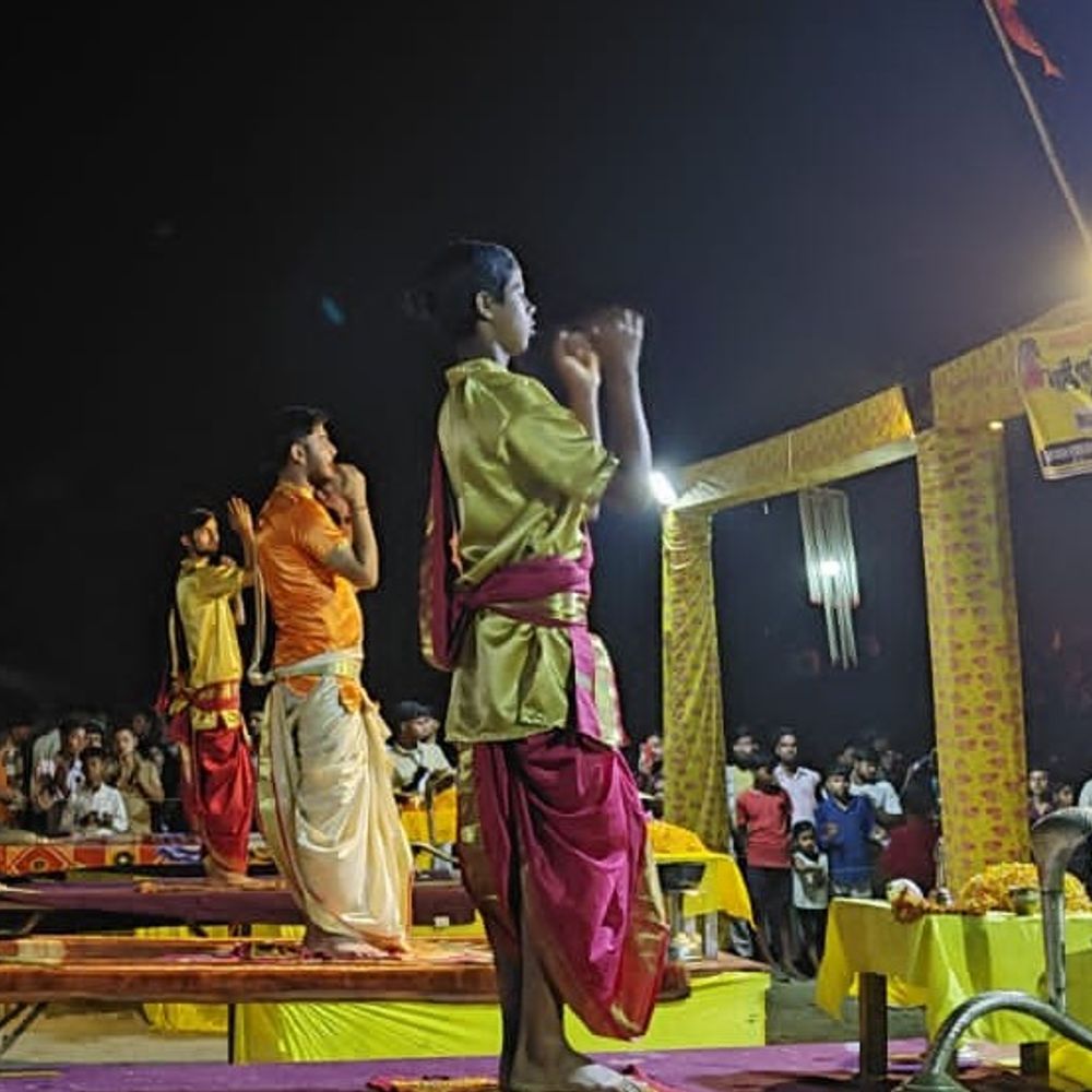 बलिया में काशी की तर्ज पर भव्य गंगा आरती:श्री लक्ष्मी नारायण महायज्ञ में उमड़ा जनसैलाब, 'भृगु काशी' बनाने का लिया संकल्प