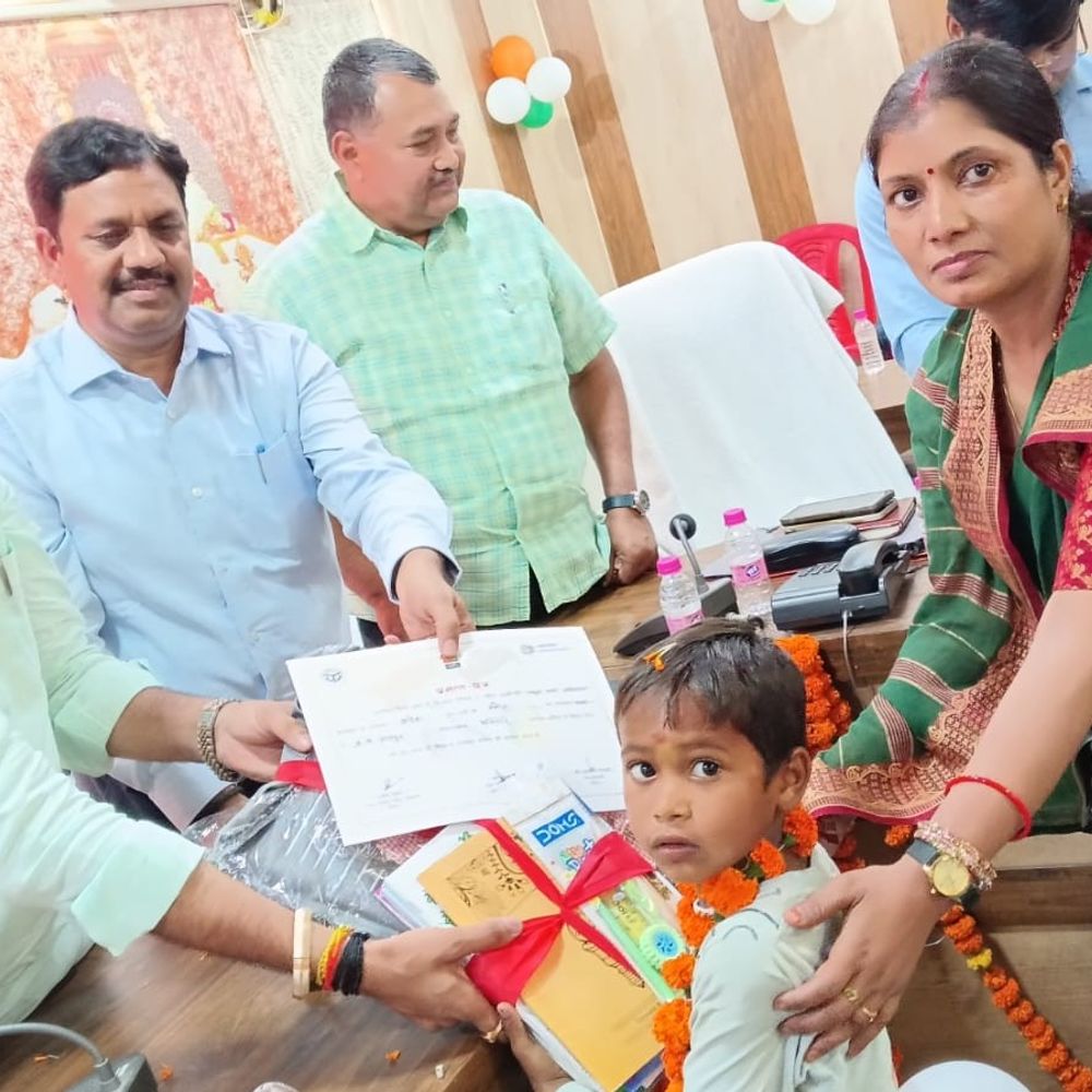 औरैया में स्कूल चलो अभियान शुरू:जिला पंचायत अध्यक्ष ने रैली को हरी झंडी दिखाई, शत-प्रतिशत नामांकन लक्ष्य