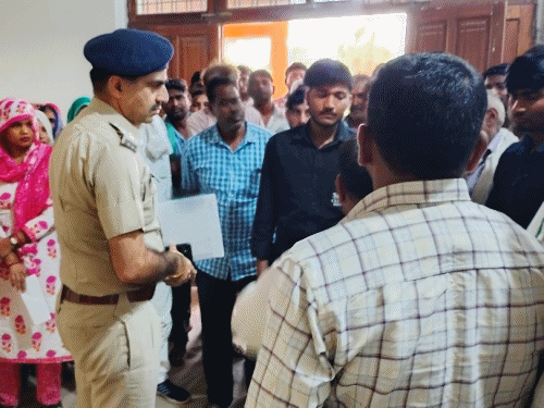 खैरथल में चार युवकों से मारपीट:  कॉन्स्टेबल पर लगाया आरोप, एसपी ने किया लाइनहाजिर – Khairthal-Tijara News