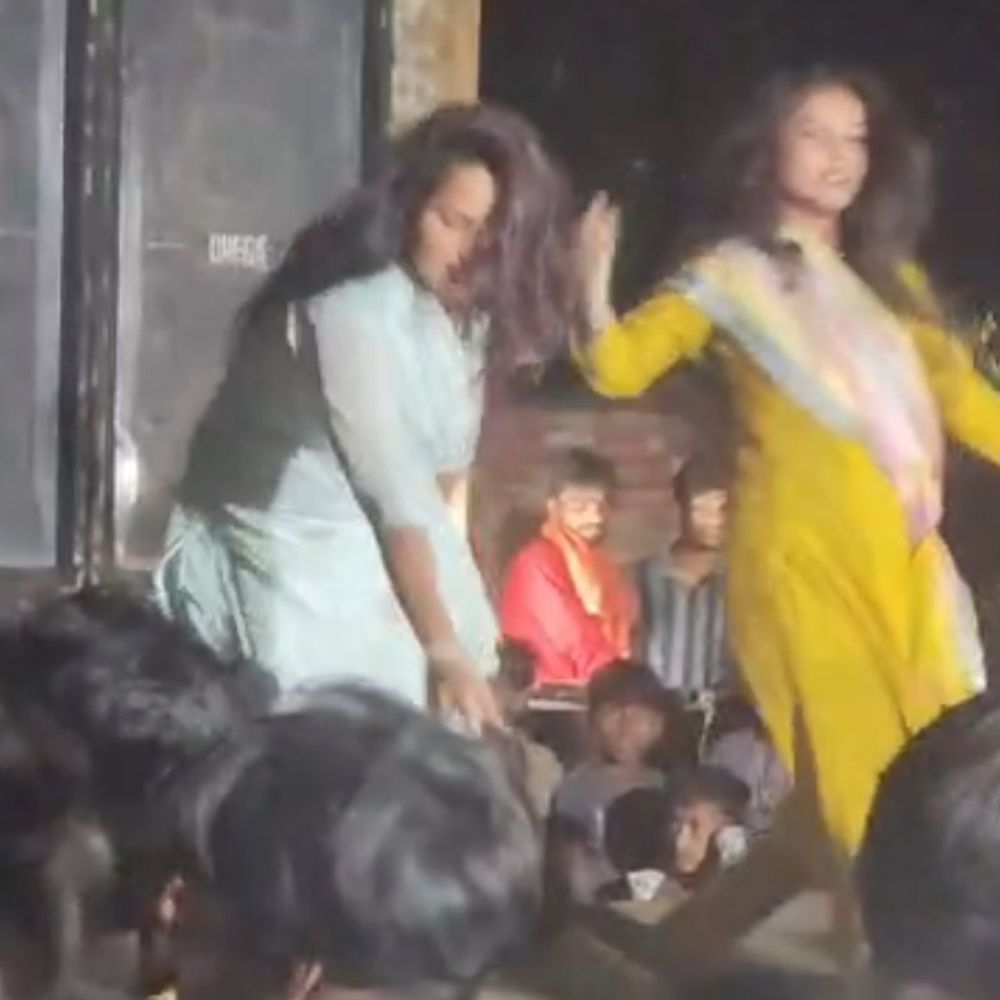 संभल में निकाह कार्यक्रम में बार-बालाओं का डांस:मुफ्ती ने आपत्ति जताई, बोले- नाच-गाने की इस्लाम में पाबंदी, मुसलमान इससे दूर रहें