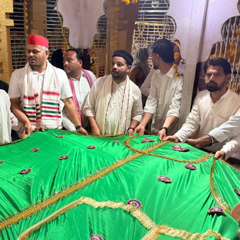 ललितपुर में बाबा सदनशाह उर्स के दूसरे दिन:सपा कार्यकर्ताओं ने दरगाह पर पीडीए चादर चढ़ाई, अमन-चैन की दुआ मांगी